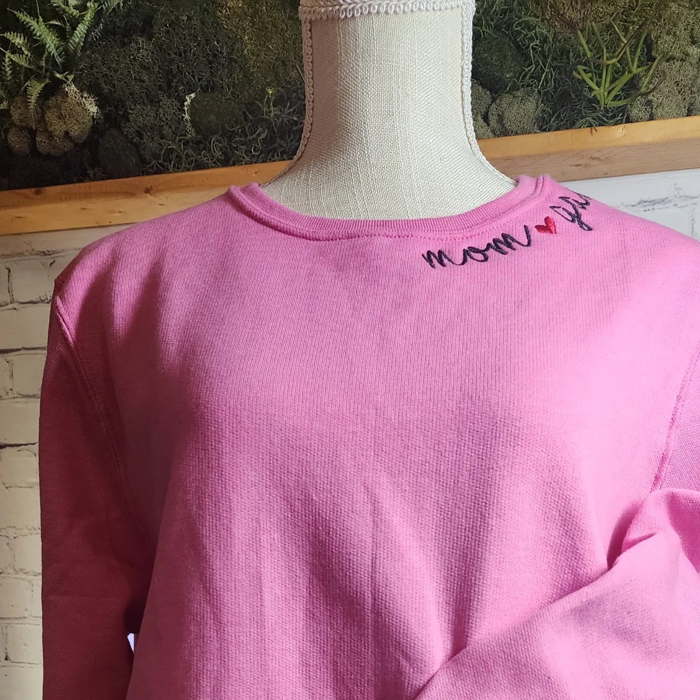 "Mom gang "embroidered sweatshirt